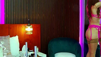 Chubby amateur babe spreads legs and masturbates