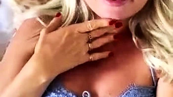 amateur blonde solo webcam