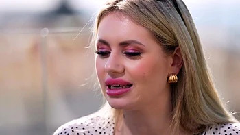 Sally, 35, is very busy! - Jacquie et Michel TV