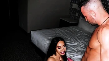 Morena esguicha em todos os lugares e apanha de um homem