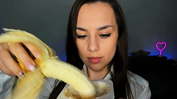 ASMR Eating Bananas ?