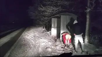 Przyjaciel męża rucha mnie przy drodze odwożąc do domu