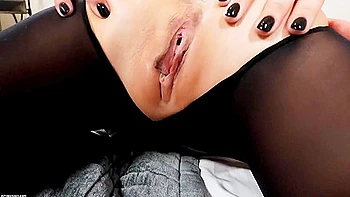 Morena Moldava De Tetas Fabulosas Y Perfectas Muestra Su Inmaculada Grieta Depilada