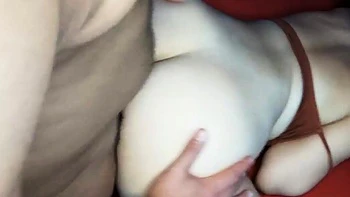 Ao transformar o marido em corno, ela oferece o cuzinho no