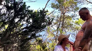 kittie en partie de cul contre un arbre