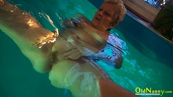 Short-haired mature Jitka plays with her hairy pussy underwater