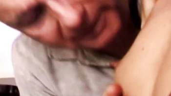 Pulchritudinous squeeze at threesome clip