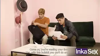 Madrastra exhibicionista se desnuda frente al amigo de su hijastro, y tiene sexo delante de él