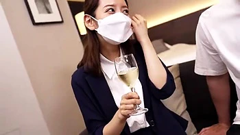 スレンダーな誘惑痴女教師がクンニで感じてフェラとイラマでチンポ味わう