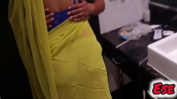 Alisha Bhabhi Fucks With Waiter In The Resturants Washroom