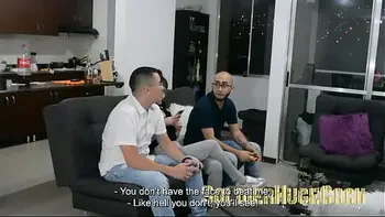 Mi mejor amigo le gusta ser cornudo y deja que penetre a su esposa, al final los dos terminamos follando con su esposa / Kourtney Love