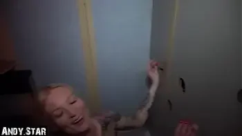 Freundin lutscht fremde Schwänze am Gloryhole und bekommt Creampie