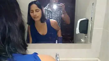 Nos escapamos al baño del bar para terminar en un rapidito