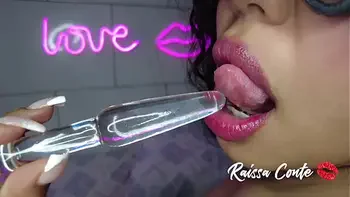 Plug anal transparente no cuzinho com a bunda cheia de oleo sentando na pica Raissa Conte porn free