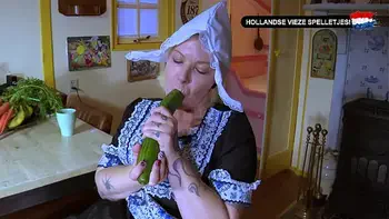Nederlandse MILF boerin masturbeert met een Dildo! (Hollandse Vieze Spelletjes) - Dildo Tikken, Nederlands gesproken porno!