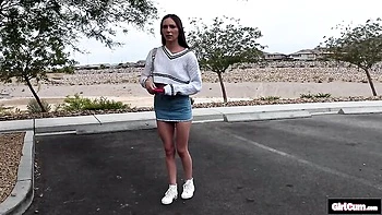 Small-tit and young chick Tess Thompson knows how to suck