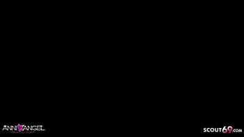 Drei Deutsche Dominas ficken ihn mit Strapon als er leckt