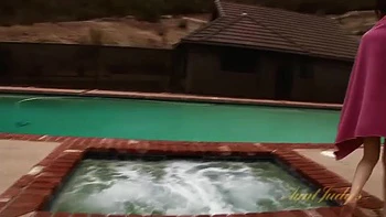 Natalia M. fingers her pussy in the hot tub