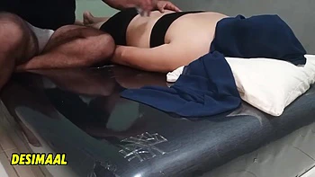 Aku Memijat Istri Teman Muslimku Yang Mengunjungiku Di Rumah. Wanita Muslim Sangat Hot