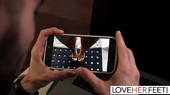 Come-hither Luna's sexy feet video