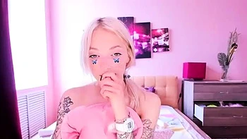 CLOSE UP OF TEENS PARADISE