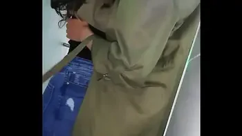 Persigo hasta el baño a mi compañera, me tiene caliente!!