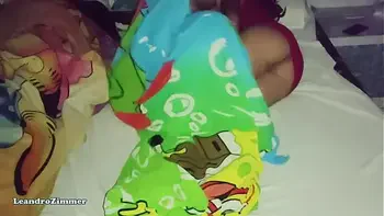 Esposa coloca una cámara escondida por que sabe que su esposo le es infiel con su hermanastra en las noches / descubre que se la folla hasta en la misma cama / LeandroZimmer / ChloeBearwolf