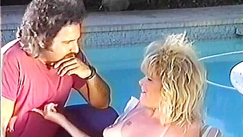 Blonde dans une orgie de groupe classique