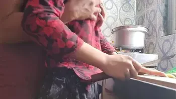 18 साल की फूल जैसी नाजूक कामवाली लड़की के साथ नाजायज रिश्ता बनाकर अपनी हवस बुझाई