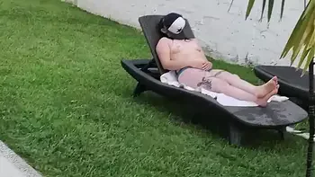 grabe a mi cuñada tomando el sol desnuda y masturbandose en el jardin