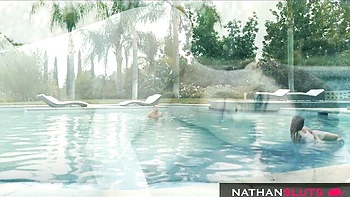 Heather baisée fort par Johnny musclé dans la piscine