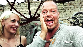 Harleen Van Hynten baise ses gros seins en public