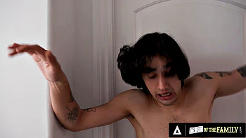 Adolescente en chaleur baise en secret sa cousine de belle-famille