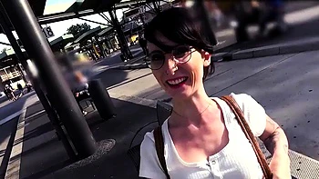 Gostosa tatuada fodendo a buceta ao ar livre