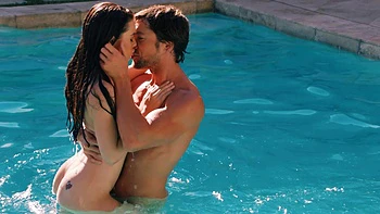 Lana Rhoades y Jean Val Jean chupan bolas en fiesta caliente en la piscina