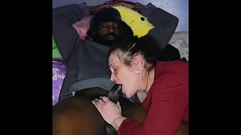 Belle-mère excitée suce grosse queue noire et avale le sperme