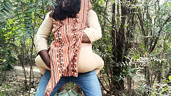 Universitária fodida forte ao ar livre pelas empregadas indianas Inba e Laxi