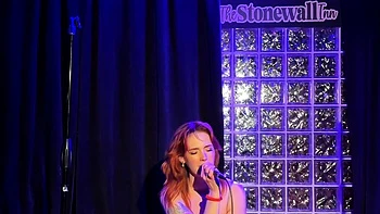 Amatrice rousse Violet joue seule avec ses jouets