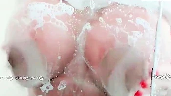 Latina mit großem Arsch masturbiert im Bad