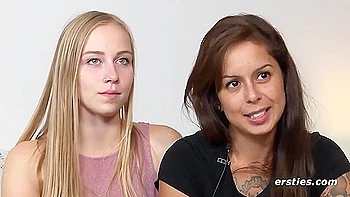 Mit Vibrator Und Dildo Im Gepick Zum Hihepunkt - Cute 18yo Brunette Lesbians Flirt And Make Out