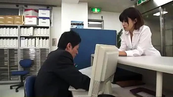 Горячая мама трахается с пасынком в позах догги и сверху