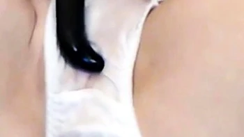 Любительница кончает в трусики на вебке