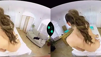 Chica asiática en VR chupando y follando a cuatro 3D