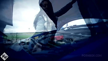 Tío cachondo folla a MILF con lencería y medias