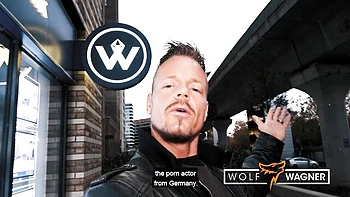 Брюнетка-любительница из Лондона сосет большой член в глотку