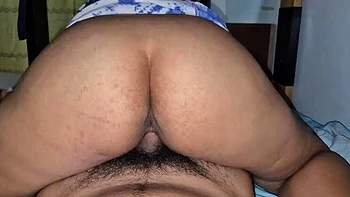 Baiser POV avec MILF péruvienne : creampie maison après rendez-vous au clair de lune