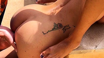 Подростки лижут киски на улице в кругу