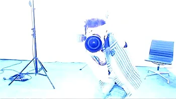 Rubia y morena lesbianas jugueteando