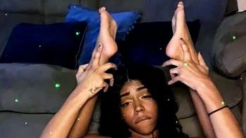 Belle ebony se branle la chatte délicieuse