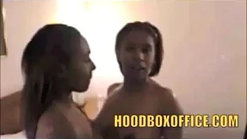 Ebony amadora com peitos grandes fodida de quatro